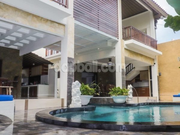 12240 - Luxurious villa located in Kerobokan Utara, Bali