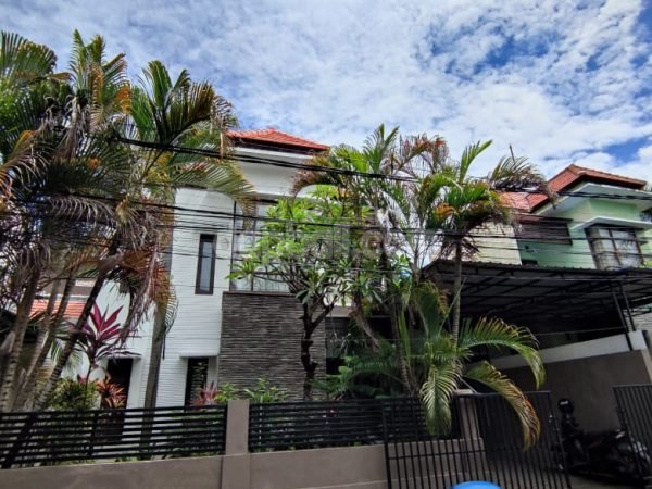 Unfurnished house for sale in Kerobokan, Bali