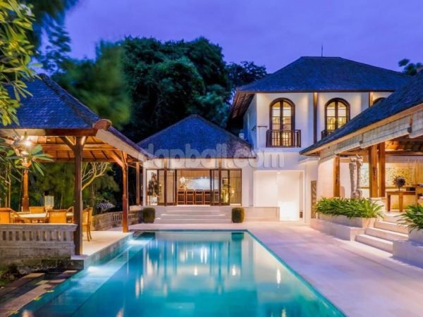 LUXURIOUS MODERN CLASSIC STYLE VILLA IN THE HEART OF CANGGU