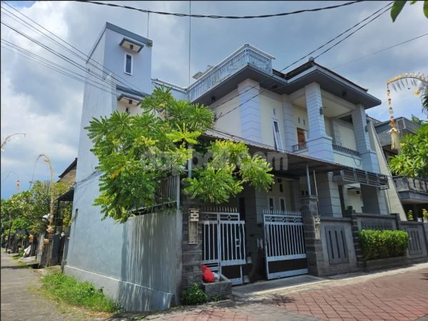 Three-storey modern minimalist house for sale in Dalung Permai, Badung, Bali