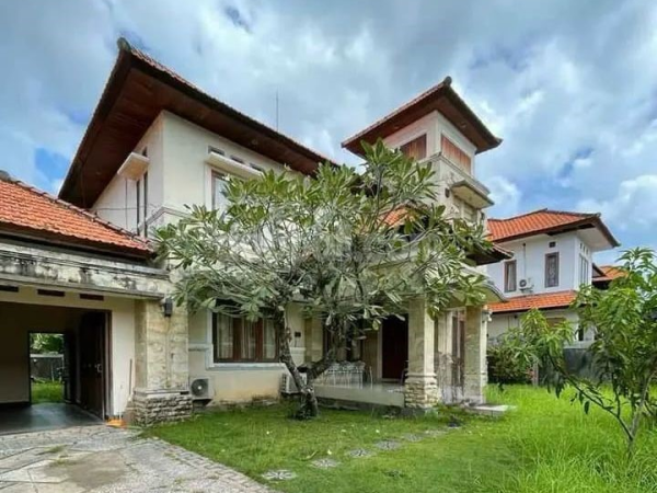 33318-Two-storey house with Balinese architecture for sale in Jl. Muding Indah, Kerobokan, North Kuta, Bali