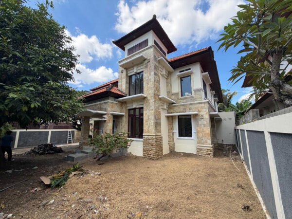 33318 - Two-storey house with Balinese architecture for sale in Jl. Muding Indah, Kerobokan, North Kuta, Bali