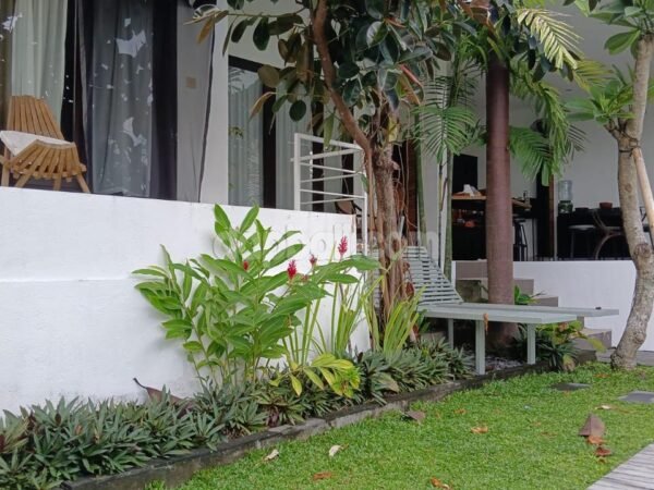 37866 - A tranquil villa complex of 3 units for sale in Bumbak, Umalas, Bali