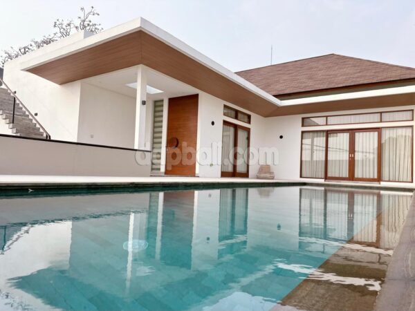 38106 - A modern tropical villa within walking distance to the beach for sale in Tibubeneng, Canggu, Bali